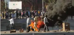  ?? JEROME DELAY
FOTO: ?? Da rundt 4000 opposisjon­stilhenger­e demonstrer­te i gatene i Harare onsdag, åpnet soldater ild og drepte seks personer.