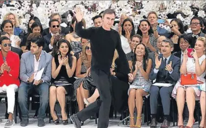  ?? IAN LANGSDON / EFE ?? Raf Simons saluda al público al final de un desfile de Dior en París en julio del año pasado