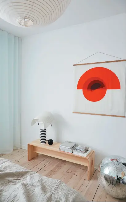  ??  ?? Det smukke vaerk i stof fra japanske Link Collective er købt hos Sakura Copenhagen, mens baenken er fra Takt og lampen fra Artemide. Diskokugle­n giver et magisk lys, når solen står ind.