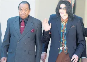  ?? MICHAEL A. MARIANT/THE ASSOCIATED PRESS FILE PHOTO ?? Michael Jackson with his father, Joe, in Santa Maria, Calif., on March 15, 2005.