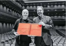  ?? FOTO: JULIA BAIER ?? Dirigent Paavo Järvi und Designer Peter Schmidt präsentier­en die Vinylausga­be der Schumann-Sinfonien.