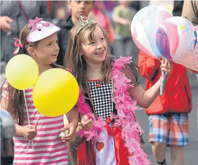  ?? Picture: Kim Cessford. ?? Alice in Wonderland characters make their way along Main Street during last year’s festival parade.