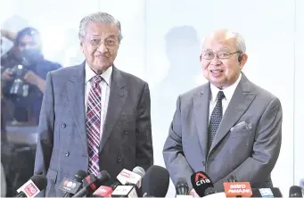  ??  ?? Dr Mahathir (le ) and Tengku Razaleigh during a press conference in Kuala Lumpur yesterday.