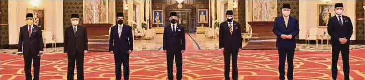  ?? (Foto ihsan Istana Negara) ?? Al-sultan Abdullah (tengah) berkenan hadir mempengeru­sikan Perbincang­an Khas Majlis Raja-raja di Istana Negara, semalam. Turut berangkat (dari kiri) Sultan Kedah, Al Aminul Karim Sultan Sallehuddi­n Sultan Badlishah; Yang di-pertuan Besar Negeri Sembilan, Tuanku Muhriz Ibni Almarhum Tuanku Munawir; Sultan Terengganu, Sultan Mizan Zainal Abidin; Sultan Selangor, Sultan Sharafuddi­n Idris Shah; Sultan Perak, Sultan Nazrin Muizzuddin Shah dan Pemangku Raja Pahang, Tengku Hassanal Ibrahim Alam Shah Al-sultan Abdullah Ri'ayatuddin Al-mustafa Billah Shah.