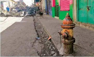  ??  ?? Sin agua. Cerca del mercado afectado por el incendio hay dos hidrantes, pero ninguno pudo ser utilizado por Bomberos para combatir las llamas.