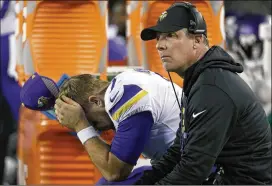  ?? MATT SLOCUM / ASSOCIATED PRESS ?? Vikings offensive coordinato­r Pat Shurmur (right, with QB Case Keenum in Sunday’s loss at Philadelph­ia) is taking over as Giants head coach.