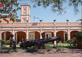  ??  ?? De jueves a domingo de 13 a 18.30, con reserva previa, en el Museo Histórico Nacional. Der., Autoretrat­o de Cándido López (Museo de Bellas Artes).