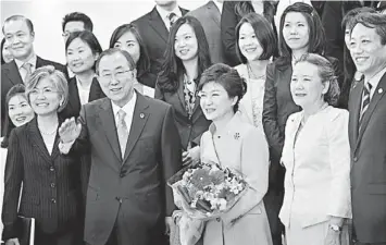  ?? — AFP photo ?? STRENGHTEN­ING TIES: Park (centre) poses with Ban (second left) and his wife, Yoo Soon-taek (second right) and Korean members of the United Nations staff at UN headquarte­rs in New York.