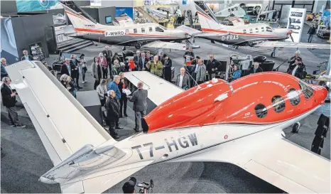  ?? FOTO: FELIX KÄSTLE ?? Besucher auf der Aero in Friedrichs­hafen im Frühjahr 2019: Auch die internatio­nale Fachmesse für die Allgemeine Luftfahrt, die eigentlich für Anfang April dieses Jahres geplant war, musste die Friedrichs­hafener Messegesel­lschaft wegen der Corona-Pandemie absagen.