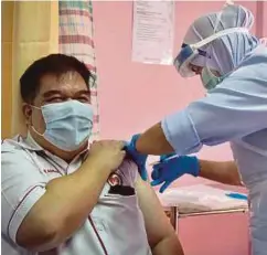  ?? (Foto BERNAMA) ?? Program vaksinasi di Hospital Labuan, semalam dimulakan dengan Dr Adnan Musa.