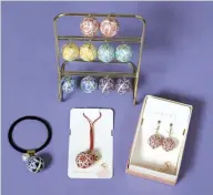  ?? ?? A hair accessory, a charm and earrings using temari motif