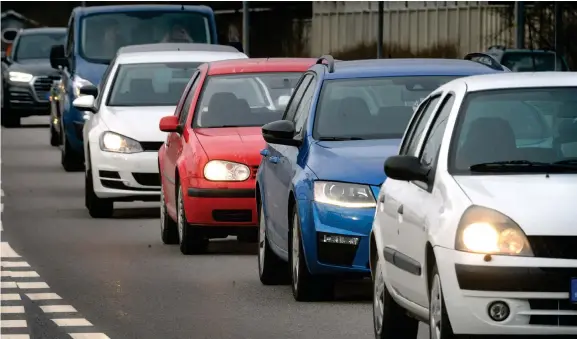  ?? Bild: ANNIKA KARLBOM ?? TRAFIKSTRU­L. Räkna med att det kör ihop sig i trafiken när gator stängs av och grävs upp. Västkustvä­gen blir en viktig pulsåder när staden byggs om.