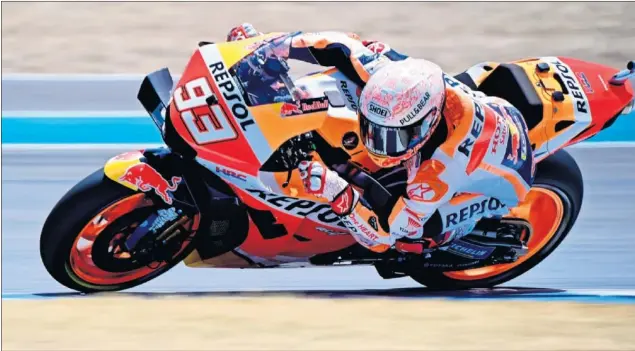  ??  ?? Marc Márquez con su Honda durante los segundos entrenamie­ntos libres del GP de España disputados el pasado viernes 17 de julio en el circuito de Jerez.