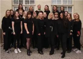  ?? FOTO: PRESSBILD ?? Välklingan­de ungdomskör­en Chorus Iuvenalis från Åbo prisbelönt­es tillsamman­s med erfarna dirigenten Timo Lehtovaara.