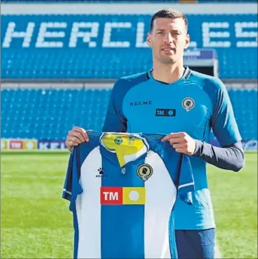  ??  ?? Bruno Perone posa con la camiseta del Hércules tras anunciarse, ayer, su fichaje.