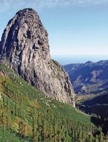  ?? FOTO: MANUEL MEYER/DPA ?? Die spanische Insel La Gomera ist die zweitklein­ste der Kanaren. Sie ist von tiefen Schluchten und Tälern durchzogen und somit vor allem als Urlaubszie­l für Wanderer attraktiv.