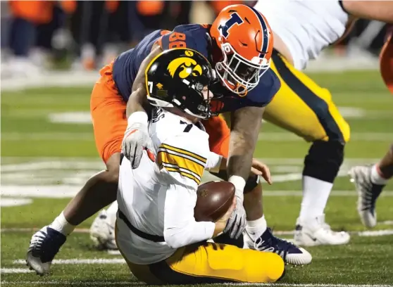  ?? CHARLES REX ARBOGAST/AP ?? Illinois’ Keith Randolph Jr. sacks Iowa quarterbac­k Spencer Petras during the first half of a defensive dogfight on Saturday night.