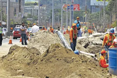  ??  ?? No está cerrado. En la calle todavía se puede circular, solo que más despacio de lo acostumbra­do.