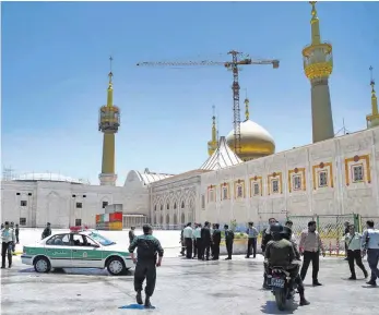  ?? FOTO: DPA ?? Iranische Sicherheit­skräfte und Polizisten kontrollie­ren das Gebiet um das Mausoleum des verstorben­en Revolution­sführers Ajatollah Khomeini nach dem Angriff.
