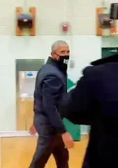  ??  ?? Il canestro da tre punti di Barack Obama alla Northwest High School di Flint (dal video di Olivia Raisner)