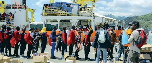  ??  ?? Sbarco Un momento dell’arrivo a Salerno dei 1004 migranti che erano a bordo della Nave Acquarius di SoS Mediterran­ee (PressPhoto)