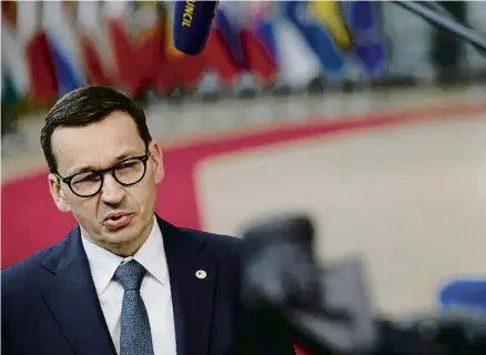  ?? OLIVIER MATTHYS / AP ?? Tadeusz Morawiecki, primer ministre de Polònia, vol lligar de mans els mitjans