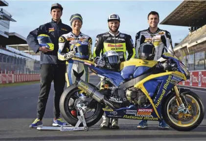  ??  ?? [1] Complicité évidente Un lien fort semble déjà souder les pilotes du GMT 94 Yamaha. Mike di Meglio, à droite, s'est très vite intégré pour ajouter son expérience à celles de ses coéquipier­s, David Checa et Niccolo Canepa.
[2] Viltaïs met le turbo...