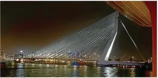  ??  ?? Bei der Wahl der Ausflüge kann man sparen. In Rotterdam zum Beispiel liegt der Kreuzfahrt­hafen direkt in der Stadt. Nach dem Überqueren der markanten Erasmusbrü­cke gelangt man ins Zentrum.
