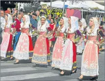  ??  ?? Nos Moissagais émerveillé­s par le défilé tradition de Sassari