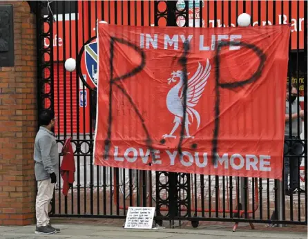  ??  ?? Stop this: Fans put up a banner to protest the European super league at anfield. — aFp