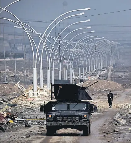  ?? AFP ?? Eine Straße im Westen Mossuls. Die Offensive auf die IS-Hochburg geht langsamer voran als erwartet.