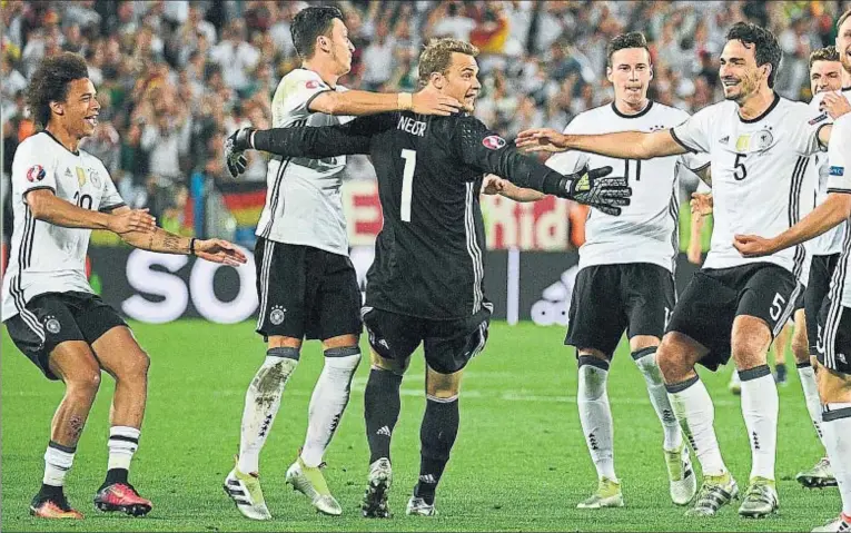  ??  ?? El equipo alemán, con el guardameta Neuer en el centro de la imagen, celebra su clasificac­ión para las semifinale­s de la Eurocopa, anoche en Burdeos
