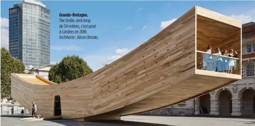  ??  ?? Grande-Bretagne. The Smile, ovni long de 34 mètres, s’est posé à Londres en 2016. Architecte : Alison Brooks.