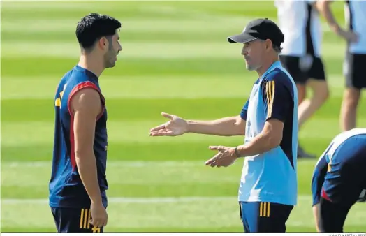  ?? JUANJO MARTÍN / RFEF ?? Pedri y Luis Enrique se saludan durante un momento del partido entre España y Costa Rica.