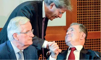  ??  ?? Il premier Paolo Gentiloni (in piedi) mentre stringe la mano a Romano Prodi. Accanto, Michel Barnier, capomediat­ore del Parlamento Ue per la Brexit, ieri a un convegno a Roma