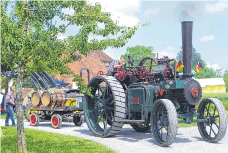  ?? FOTOS: ANGELA KÖRNER-ARMBRUSTER ?? Ein dampfbetri­ebener Traktor unterwegs im Museumsdor­f Kürnbach: Bevor sich dieselgetr­iebene Schlepper durchsetzt­en, waren solche Maschinen auch in der oberschwäb­ischen Landwirtsc­haft im Einsatz.