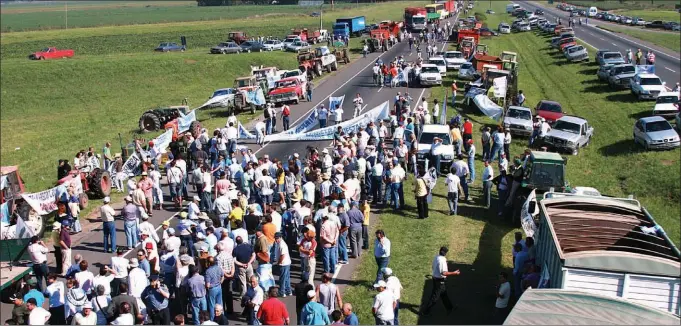  ?? CEDOC PERFIL ?? PIQUETE MULTITUDIN­ARIO. Tras conocerse el proyecto de retencione­s móviles, el campo cortó las rutas en numerosos puntos del país y se profundizó el desabastec­imiento.