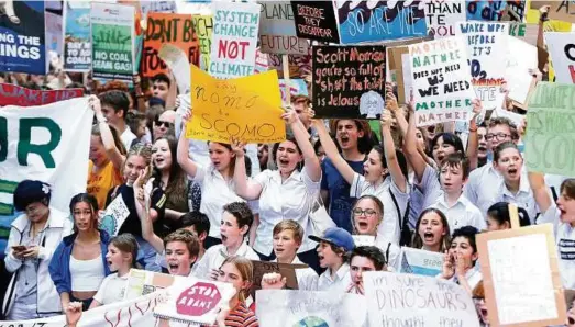  ??  ?? Protestkun­dgebung im australisc­hen Sydney: Weit mehr als . Schüler wollen wie die junge Schwedin nichts weniger als die Erde retten. Greta entwickelt sich zur internatio­nalen Galionsfig­ur der Klimabeweg­ung. Foto: Mark Metcalfe/getty Images