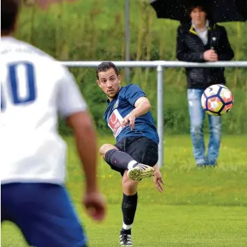  ?? Foto: Horst Hörger ?? Der Sendener Salvatore Mariano nahm bei seinem Freistoß in der 24. Minute genau Maß und erhöhte für seine Mannschaft auf 2:0. Nach der Pause drehte der FVS richtig auf und fertigte den TSV Holzheim mit 7:0 ab.