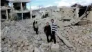  ??  ?? Anas Khabir in den Trümmern von Idlib