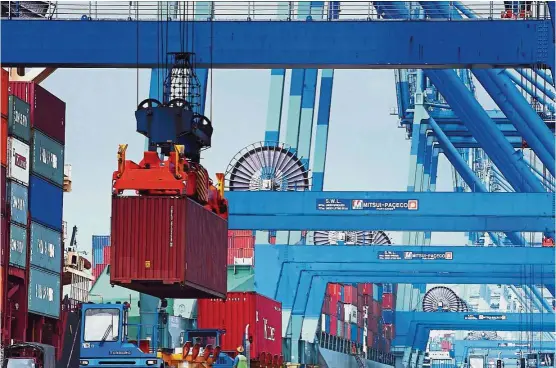  ??  ?? Downtrend: An unpreceden­ted new global alliance of shipping lines and mergers and acquisitio­ns in the global shipping industry have pulled down Westports’ container throughput since the second quarter of this year.