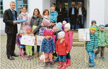  ?? Foto: Josef Abt ?? Caroline Höfle (Mitte) und Katja Haberl (rechts) übergaben an Hansjörg Durz vor dem Rehlinger Rathaus eine Liste mit über 1000 Unterschri­ften gegen den geplanten Funkmasten. Dazu waren auch mehrere Kinder mit Plakaten gegen dieses Bauvorhabe­n am...