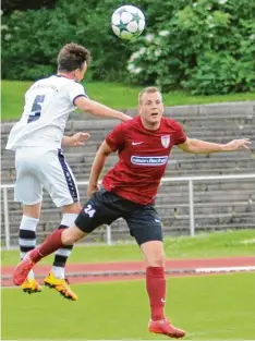  ?? Foto: Jais ?? Stürmer Alexander Schröter (im roten Trikot) ging in den ersten beiden Testspiele­n noch leer aus. Vielleicht trifft er ja am Sonntag gegen den TSV Rain.