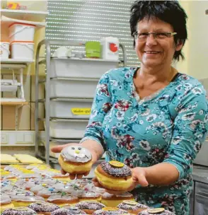  ??  ?? Silvia Edele präsentier­t zwei besondere Varianten der Krapfen, die in der Bäckerei Wagner in Zusamalthe­im hergestell­t werden. Bis zum Faschingsd­ienstag werden rund 10 000 Krapfen die Backstube verlassen.