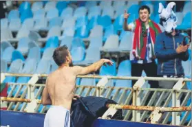  ?? F: UNCITI ?? Ídolo Illarra lanza su camiseta a unos aficionado­s al término del partido ante el Atlético