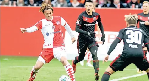  ??  ?? Alfredo Morales (6) im November des vergangene­n Jahres im Spiel gegen Fortuna Düsseldorf. Links: Takashi Usami.