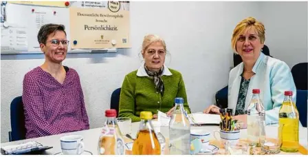  ?? Foto: Rudi Penk ?? Gisela Ertle-wiebel (rechts) leitet das Team der ehrenamtli­chen Bewährungs­helfer und -helferinne­n in Heidenheim. Zu ihm gehören auch Christiane Bücheler (links) und Lydia Waibel (Mitte).