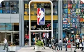  ??  ?? La NBA ya puede estar tranquila, luego de que se aprobó el plan con el que retomará la temporada el 31 de julio. Solo 22 equipos seguirán compitiend­o y Orlando será la única sede para los partidos.