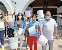  ?? AURELIO MAGAÑA ?? Ciudadanos se manifestar­on afuera de Casa de Jalisco.