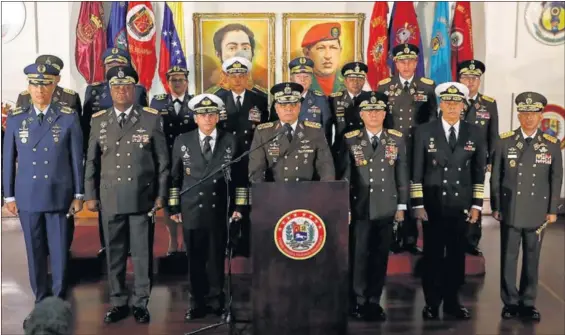  ??  ?? El ministro de Defensa del Gobierno de Maduro, Vladimir Padrino López, con la cúpula militar ayer en Caracas.